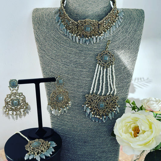 Choker set with passa