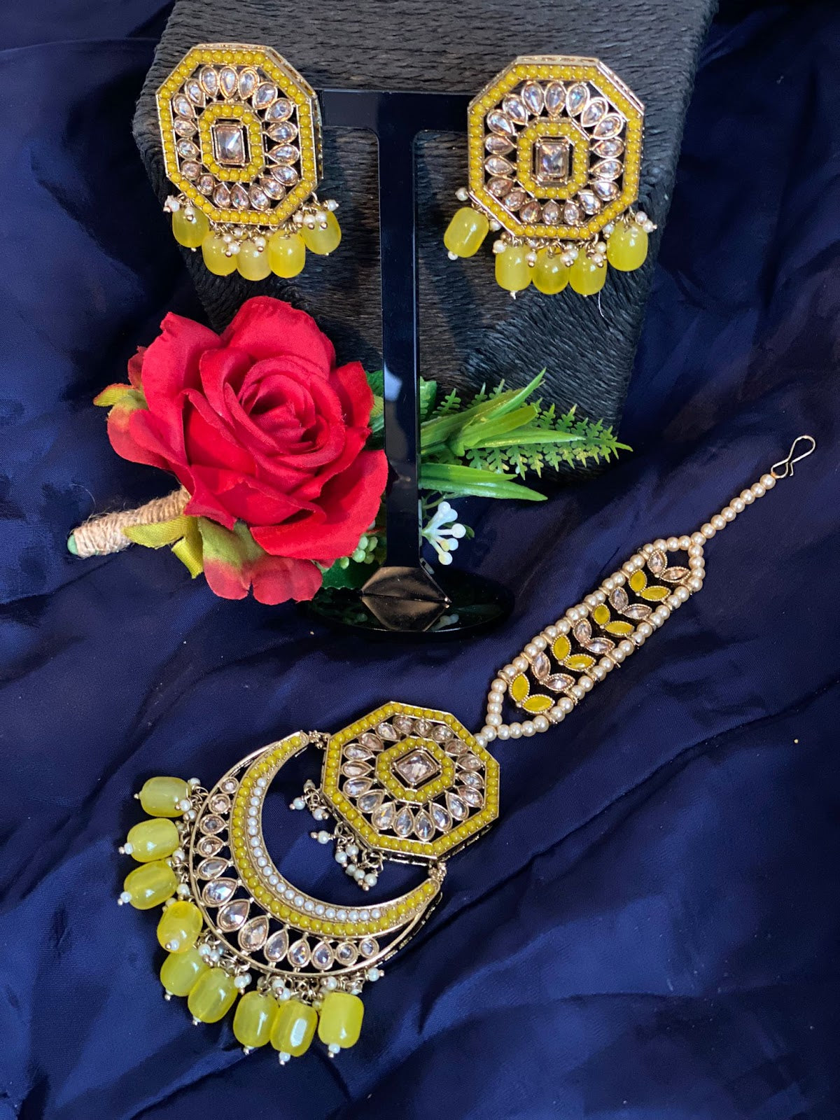 Stud earrings with Tikka