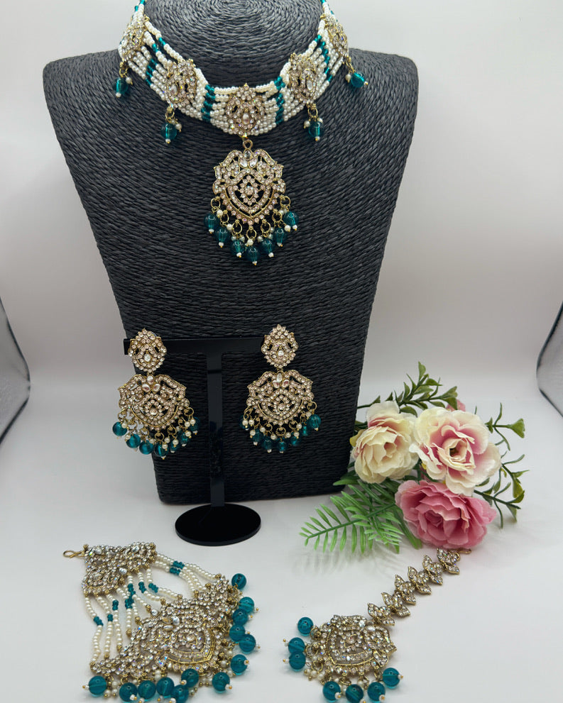 Pearl choker with passa