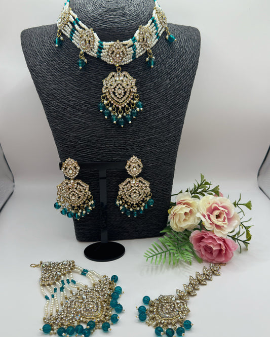 Pearl choker with passa